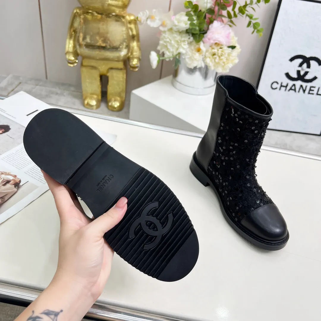 👟👟Ex-factory price 720👟👟 High version of Chanel CHANEL, 🌞🌞🌞Xiaoxiang’s latest 2025 autumn and winter short boots, a must-have item for this autumn and winter season! ! Ms. Chanel loves simple yet irresistible combinations to show her unique style. Mix and match freely to shine⚡Follow Grandma’s fashion steps! ! ! The top-notch craftsmanship and texture are perfectly presented. No matter any details, you can compare them with the counters. The best quality products can be entered and exited from the counters at will! ❶Fabric: imported sheepskin with customized fabrics ❷Lining: sheepskin lining ❸Foot pads: sheepskin ❹Outsole: original molded sole ❺Heel height: 3.5cm ❻Boot shaft height: total height 7 inches ❼Number: 35-40 (40 and 41 are customized and cannot be returned)